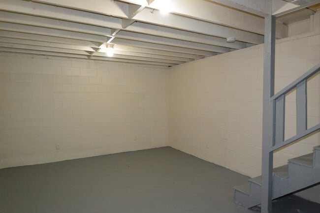 Building Photo - 1641 W Whitendale Ave
