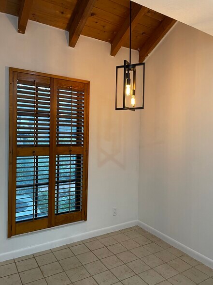 Breakfast nook - 810 SE 2nd St