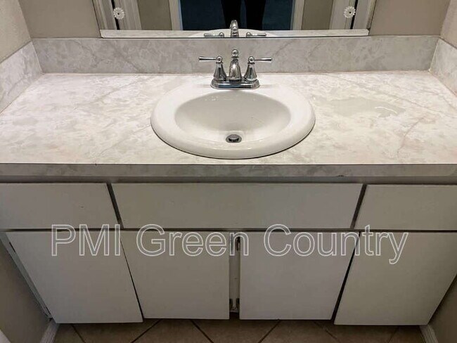 Building Photo - 900 W Norman St