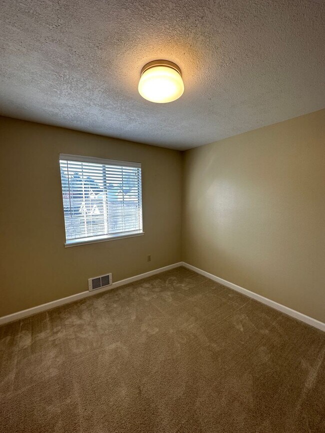 Building Photo - Top Floor 2 bed Condo in Renton available ...