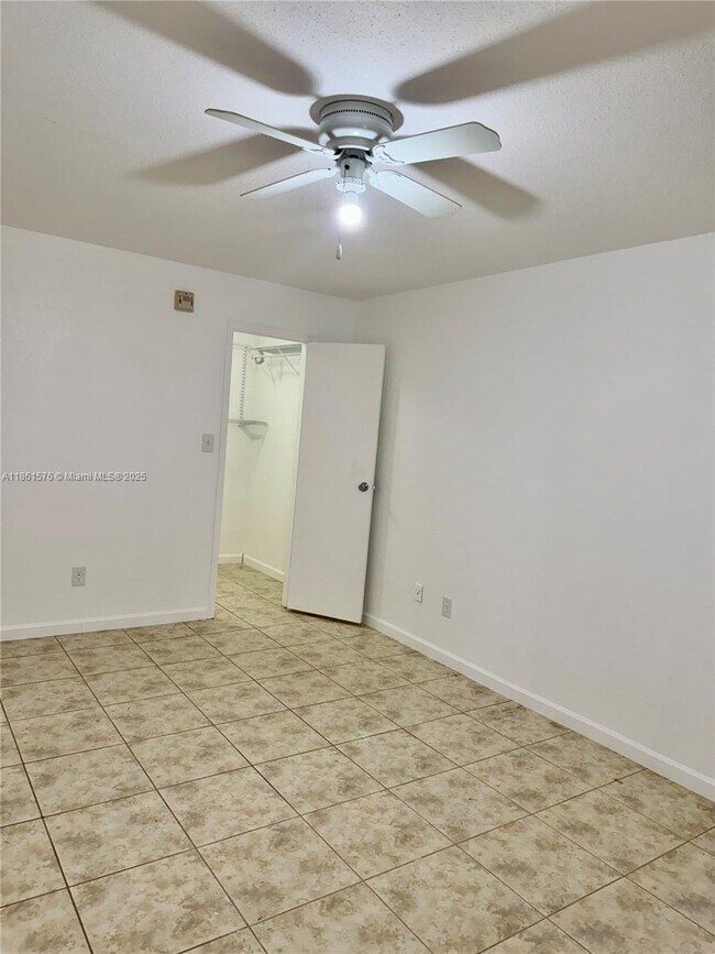 Building Photo - 977 Riverside Dr