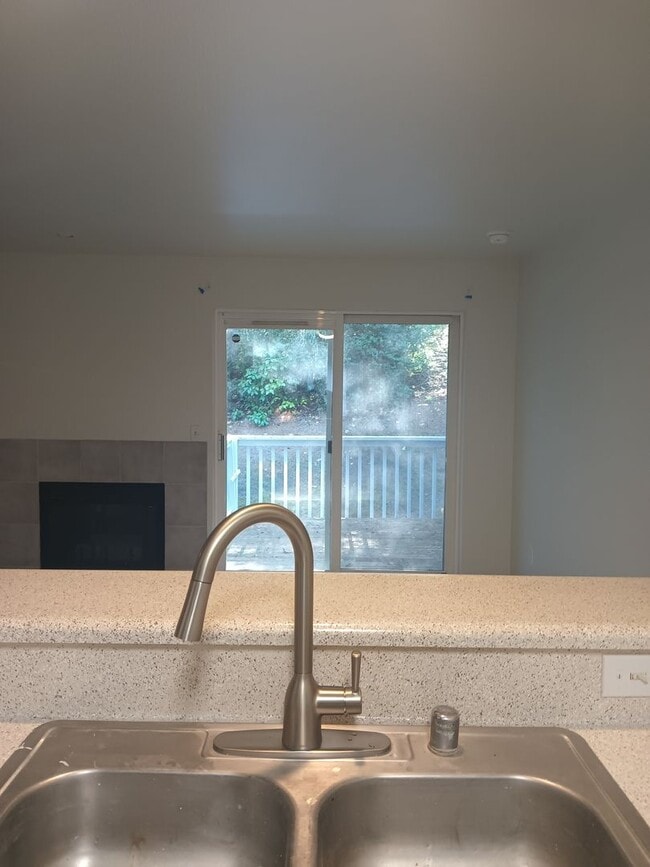 Building Photo - 3bed 2.5 bath Silverdale Rejuvinated Townhouse