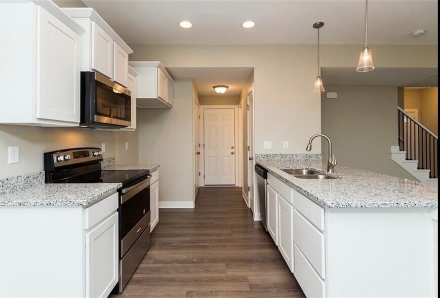Modern kitchen with granite countertops - 9614 Turnpoint Dr