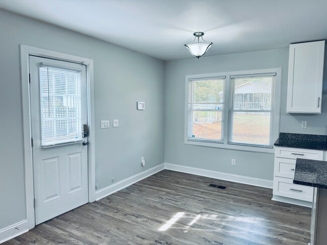 Building Photo - 900 6th St