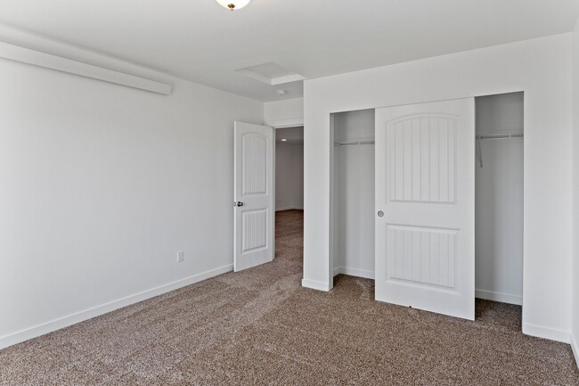 Building Photo - 3 Bath 2.5 Bath - Modern Townhome - Hillcr...