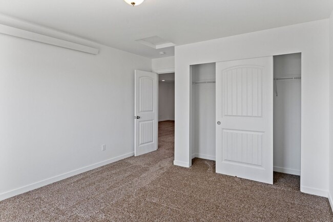 Building Photo - $500 Move In Credit - 3 Bed 2.5 Bath - Mod...