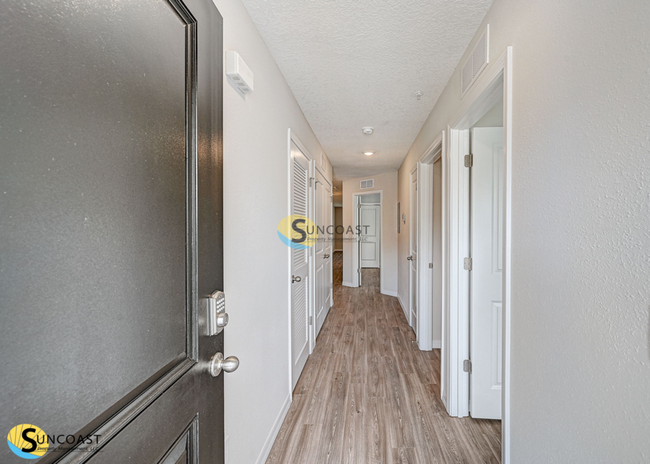 Building Photo - Your New Home Awaits: Stylish 2B/2B Apts w...