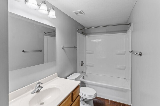 Building Photo - 3BR/2BA ON EAST CAMPUS!