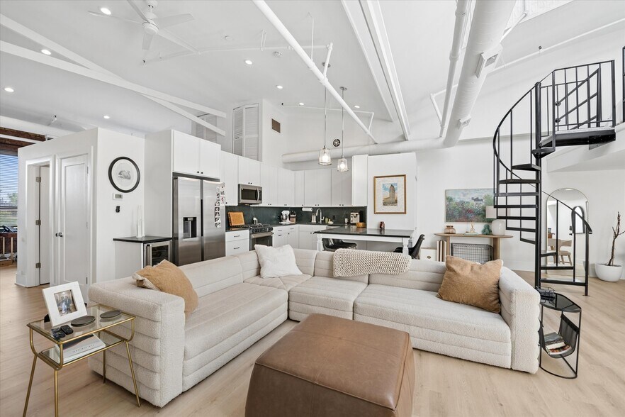 Building Photo - 1000 W Diversey Pky