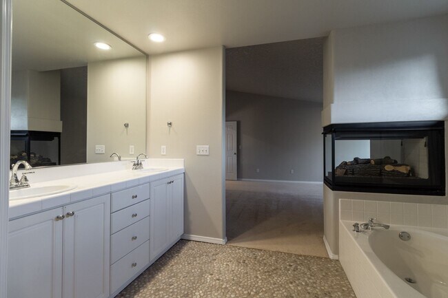 Building Photo - Beautiful 4 bedroom, 2.5 bathroom-Union Hi...