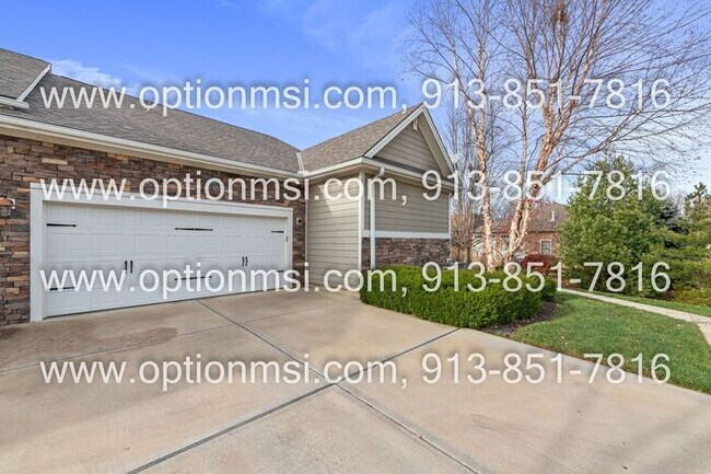 Building Photo - Blue Valley Townhome!