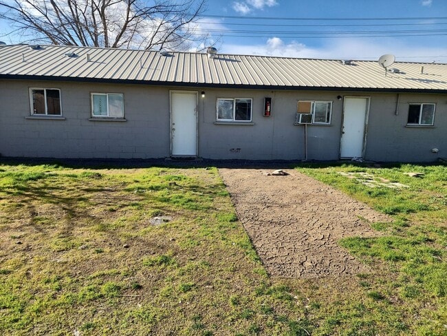 Building Photo - 1 bed 1 bath unit w/ shared laundry