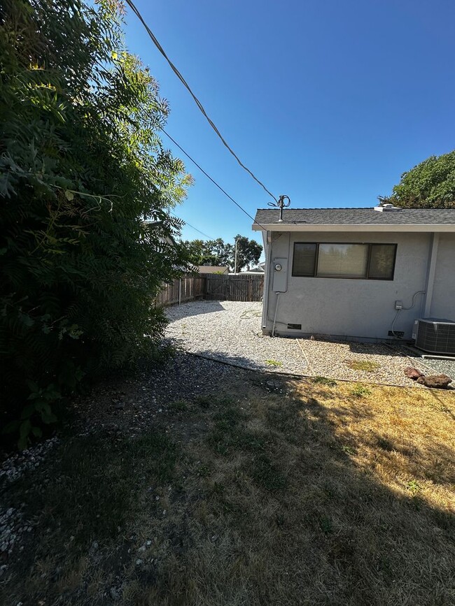 Building Photo - South Redding Home
