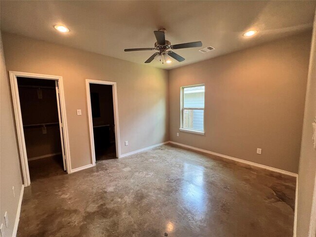 Building Photo - 15887 Pecan Dr