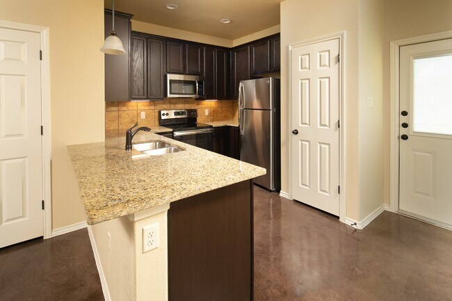 Building Photo - GORGEOUS 3 BEDROOM DUPLEX LOCATED IN BUDA, TEXAS!