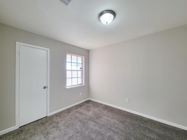 Building Photo - 4119 Holloway Dr