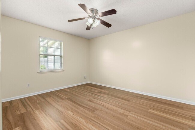 Building Photo - 3/2 Duplex Close to Tiger Town- Available ...