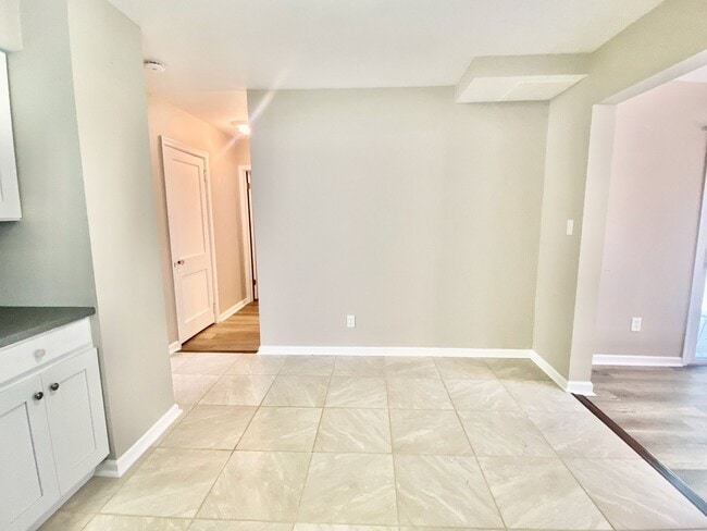 Building Photo - SPACIOUS 4 BED/2 BATH HOUSE-Luxury Vinyl F...