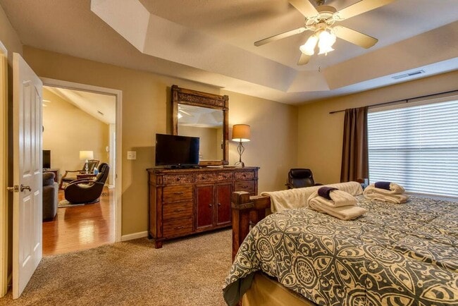 Building Photo - FULLY FURNISHED!!! GREAT FOR CORPORATE HOU...