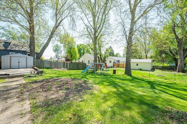 Building Photo - Come Home to Urbandale!