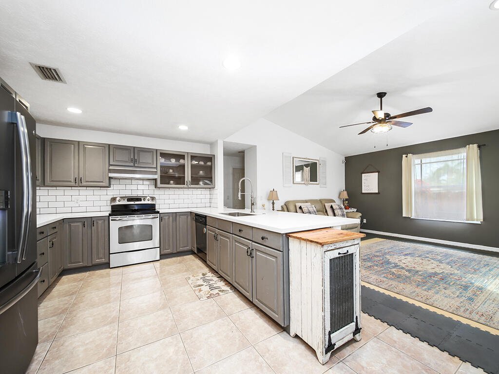 Building Photo - 3051 SW Earl Ave