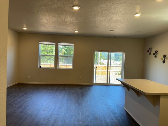 Building Photo - 4 bedroom 2.5 bathrooms in the beautiful M...