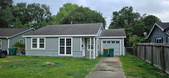 Building Photo - 1015 Prune St