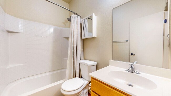 Building Photo - 2421 N Village Dr