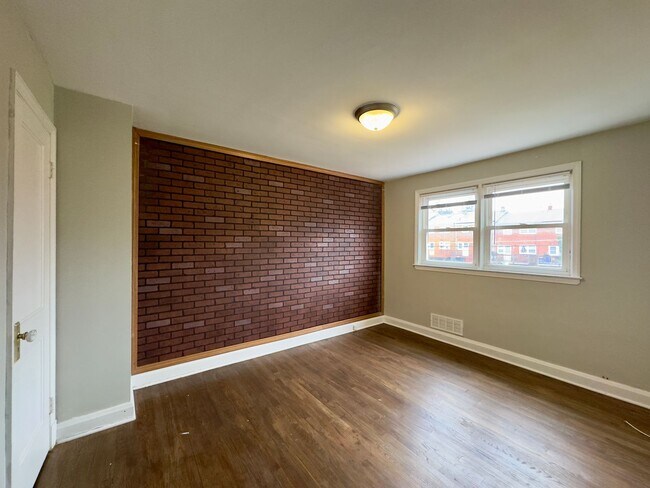 Building Photo - Spacious 3Bed/1.5Bath in Woodlawn
