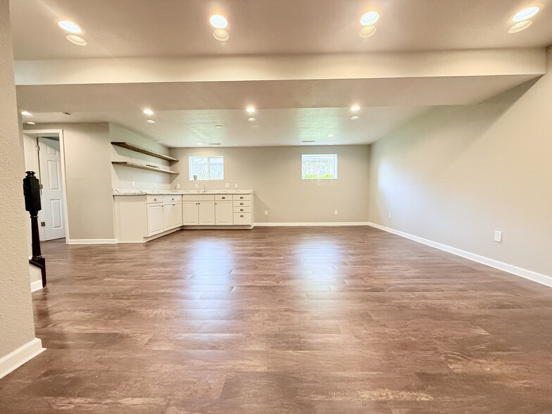 Den / Kitchenette - 2105 Parrish St
