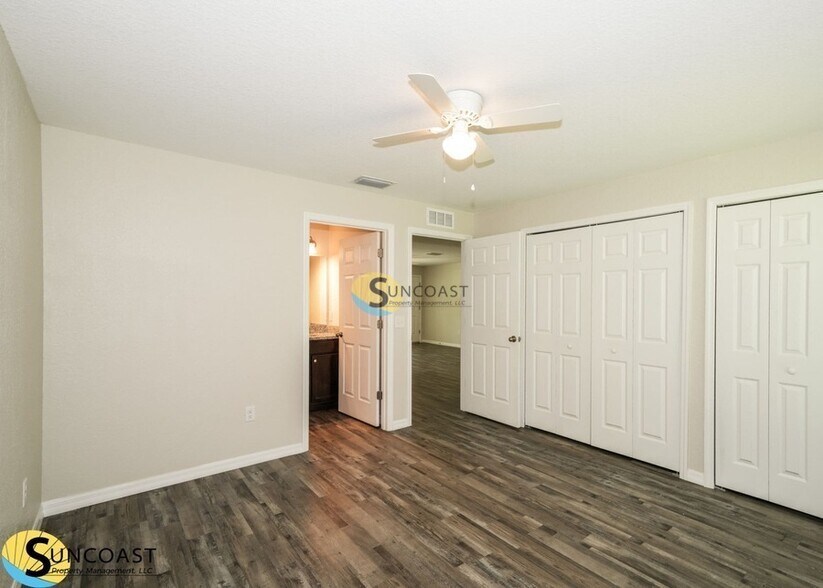 Building Photo - 9454 N Travis Dr