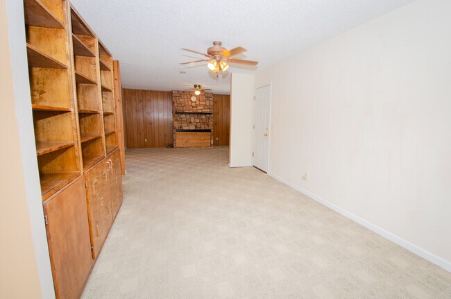 Building Photo - 215 Hillcrest Pl