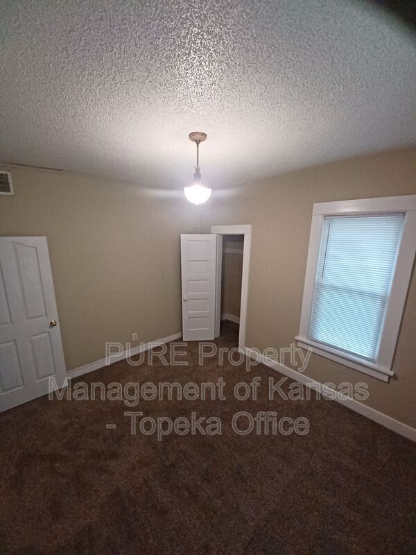 Building Photo - 630 SW Washburn Ave