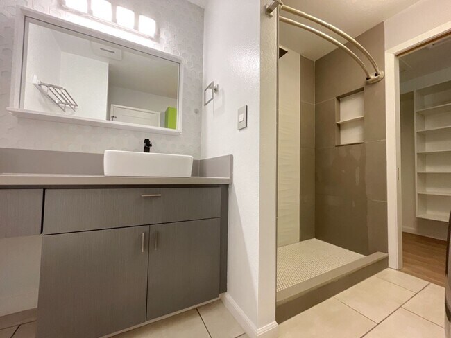 Building Photo - Waipio Gentry 2 bed, 1 bath, 2 parking wit...