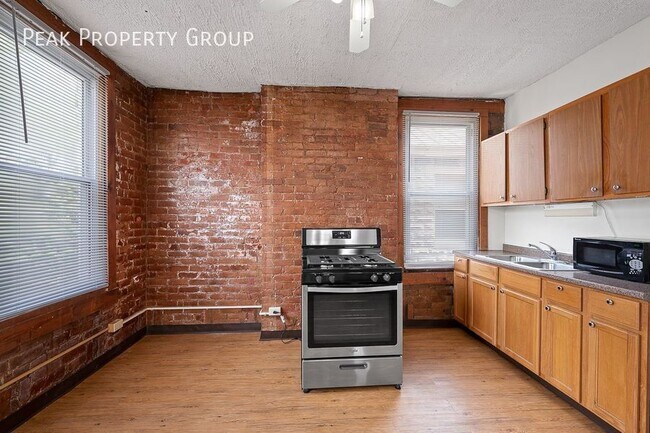 Building Photo - 2549 University Ct