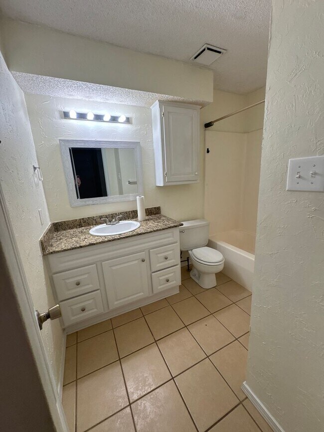 Building Photo - 9515 Kingswalk St