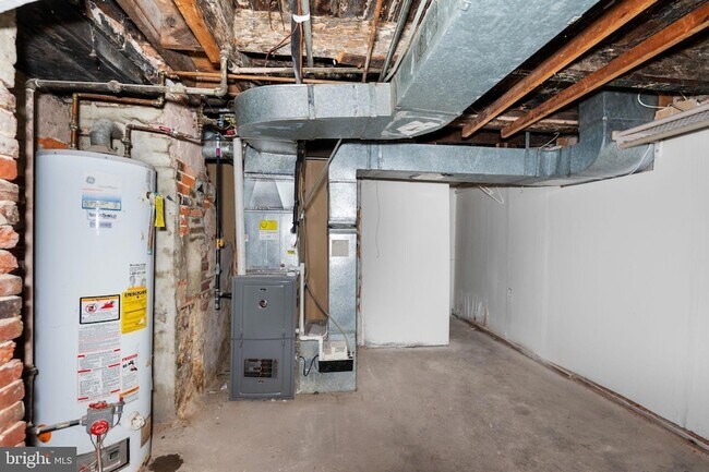 Building Photo - 322 S Poppleton St