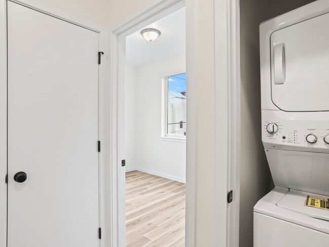 Building Photo - Vancouver Townhouses - Get 1 Month Free!