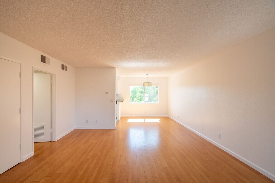 Building Photo - 4930 Whitsett Ave