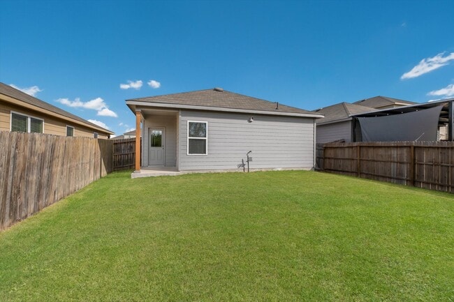 Building Photo - Well-Maintained Home with Modern Conveniences
