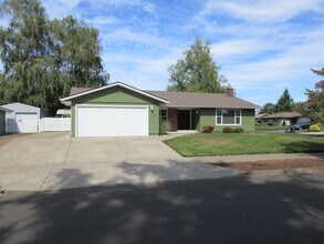 Building Photo - Well Maintained Three Bedroom in Keizer