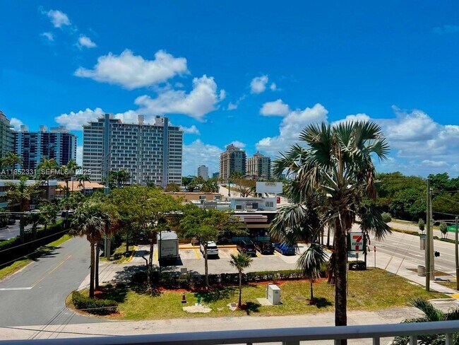 Building Photo - 3000 E Sunrise Blvd