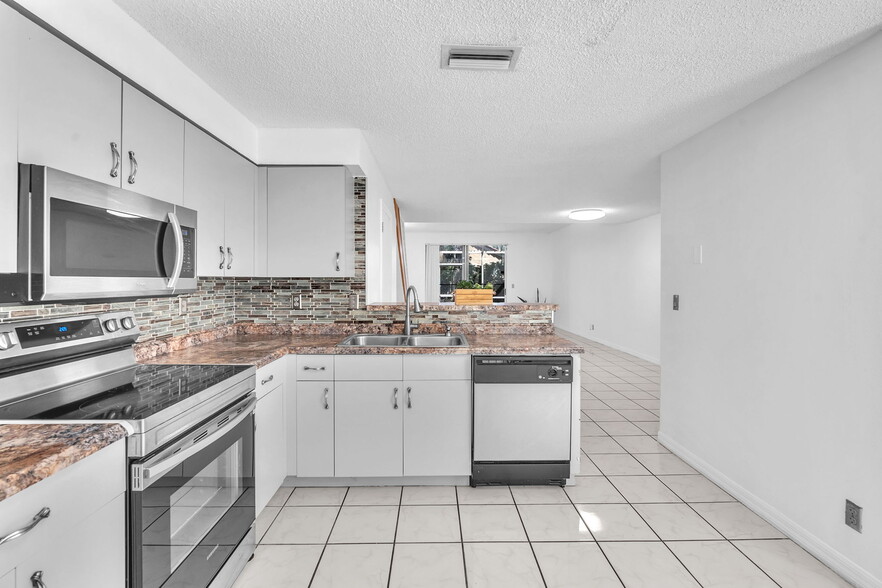 Building Photo - 800 Sorrento Dr
