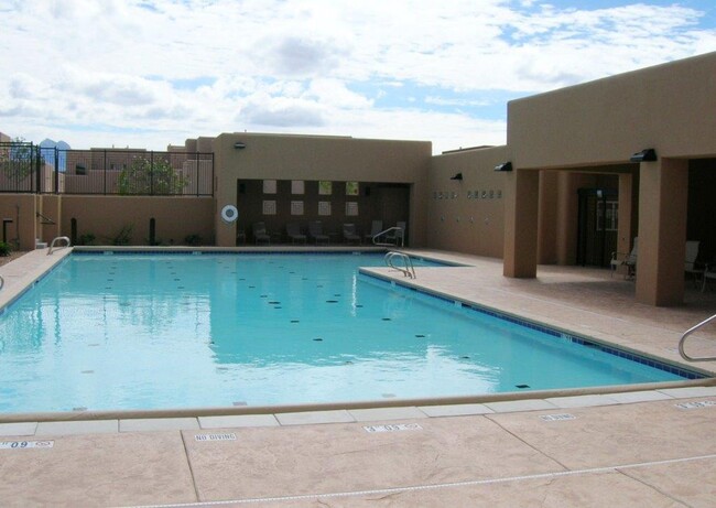 Building Photo - Nice Townhome in gated community with pool...