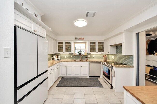 Building Photo - 403 Lakeside Estates Dr