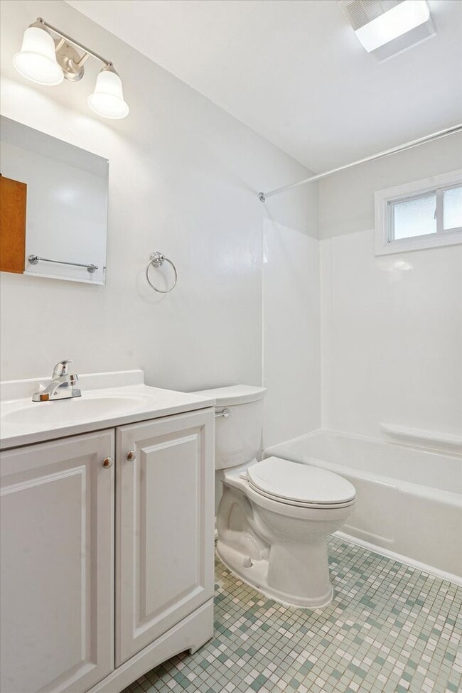 Building Photo - Available Immediately – 1B/1B Recently Renovated Unit