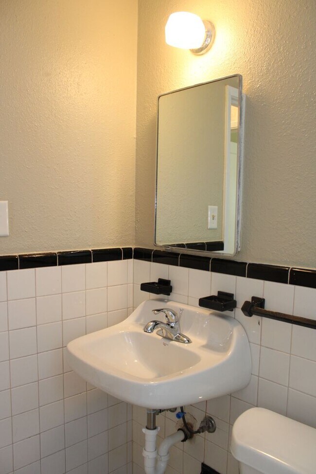 Building Photo - CLOSE TO TINKER! *PROMO FIRST FULL MONTH FREE!