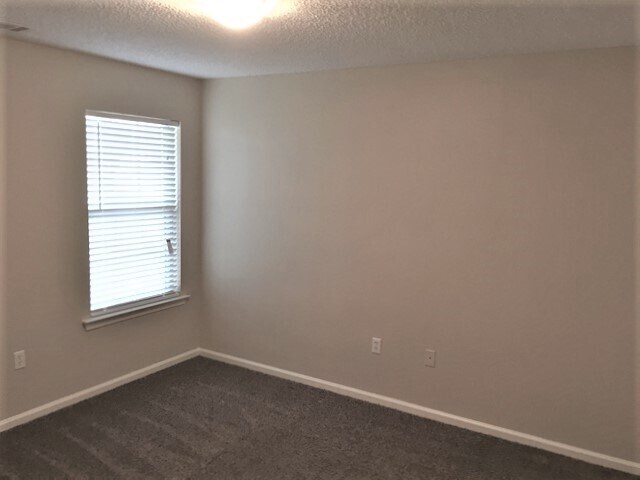 Building Photo - 8 Sandy Pond Ct