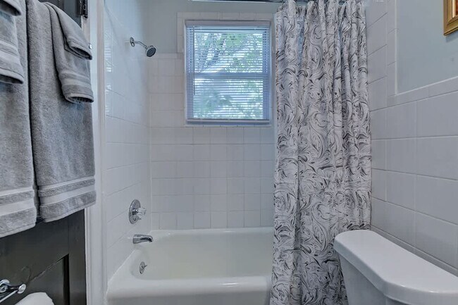 Building Photo - 518 Lamar Ave