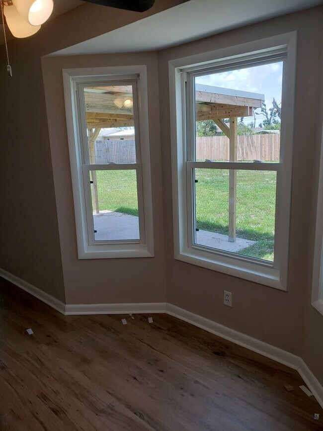 Building Photo - Charming 3Bed/2Bath Brick Home w/Bonus Office Space – Upgraded Comfort Near Martin Lake *1/2 OFF ...